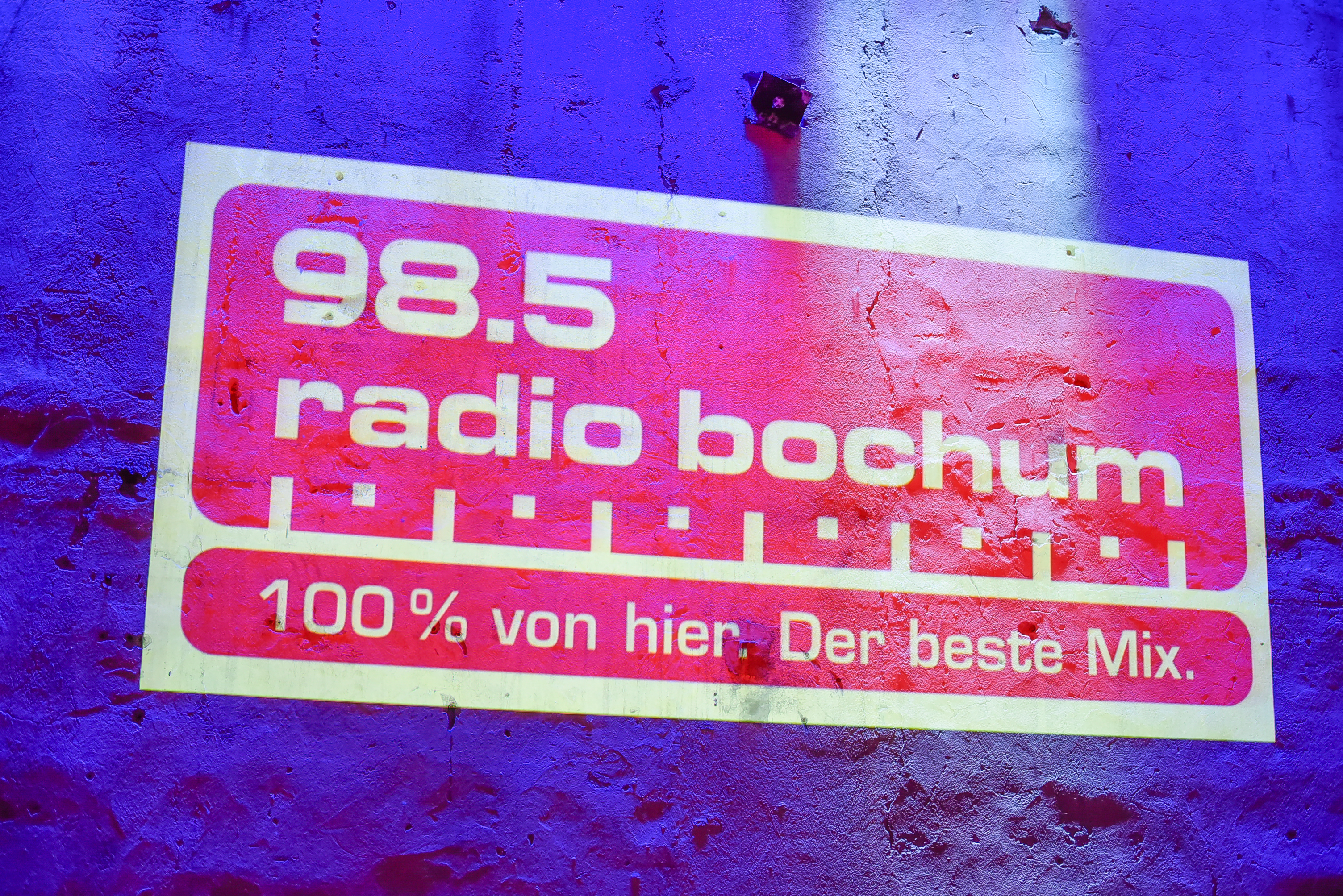 Das Radio Bochum-Logo wird an die Wand projiziert. Foto: Westfunk
