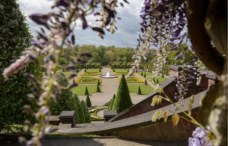 In Kamp-Lintfort am Kloster Kamp lässt sich der Blick auf den Terrassengarten genießen. Foto: Volker Herold / FUNKE Foto Services