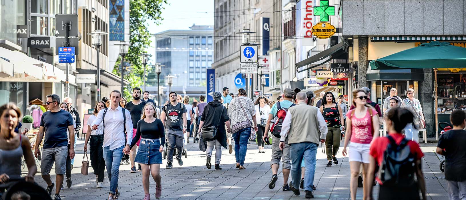 Nur wenige Geschäfte aus der Innenstadt, wie hier in Essen, spielen virtuos auf der Klaviatur der sozialen Netzwerke. Foto: Kerstin Kokoska/FUNKE Foto Services