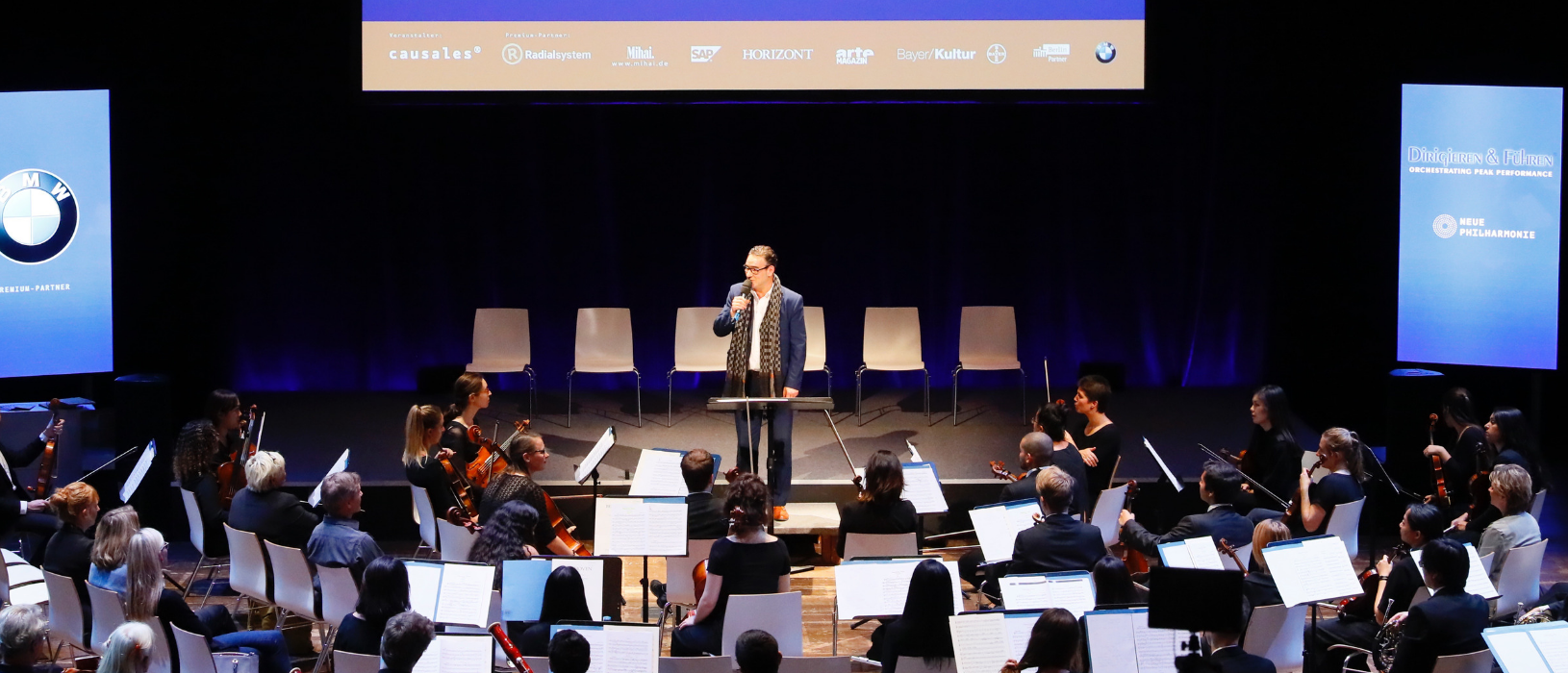 Schnappschuss vom 10. Kulturinvest-Kongress: Hans-Conrad Walter mit Instrumentalisten der Neuen Philharmonie. Foto: Danny Kurz